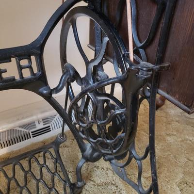 Singer Treadle Sewing Machine/Table & Sewing Accessories (B3-KD)