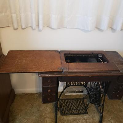Singer Treadle Sewing Machine/Table & Sewing Accessories (B3-KD)