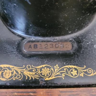 Singer Treadle Sewing Machine/Table & Sewing Accessories (B3-KD)