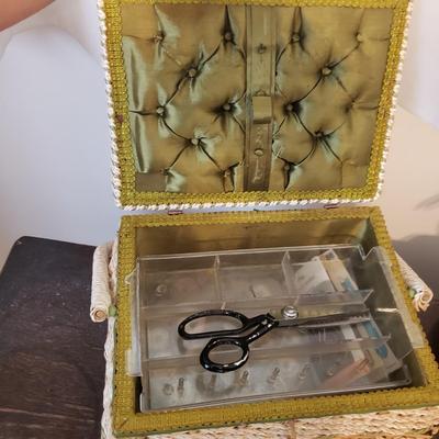 Singer Treadle Sewing Machine/Table & Sewing Accessories (B3-KD)