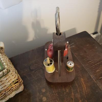 Singer Treadle Sewing Machine/Table & Sewing Accessories (B3-KD)