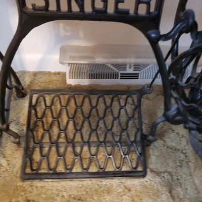 Singer Treadle Sewing Machine/Table & Sewing Accessories (B3-KD)