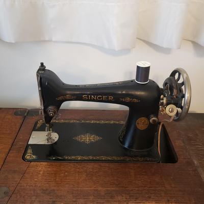 Singer Treadle Sewing Machine/Table & Sewing Accessories (B3-KD)