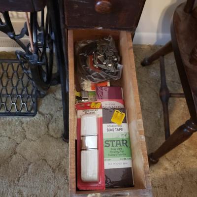 Singer Treadle Sewing Machine/Table & Sewing Accessories (B3-KD)