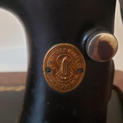 Singer Treadle Sewing Machine/Table & Sewing Accessories (B3-KD)