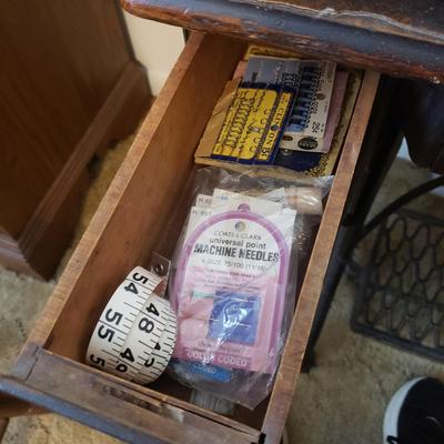 Singer Treadle Sewing Machine/Table & Sewing Accessories (B3-KD)