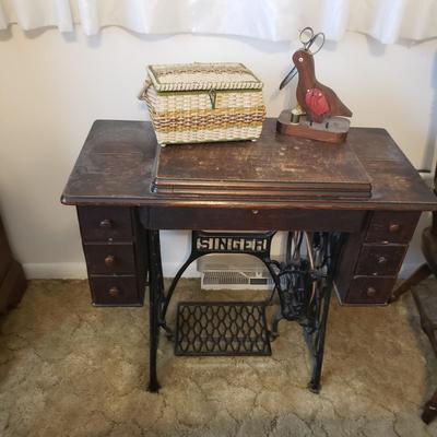 Singer Treadle Sewing Machine/Table & Sewing Accessories (B3-KD)