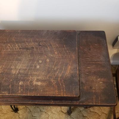 Singer Treadle Sewing Machine/Table & Sewing Accessories (B3-KD)