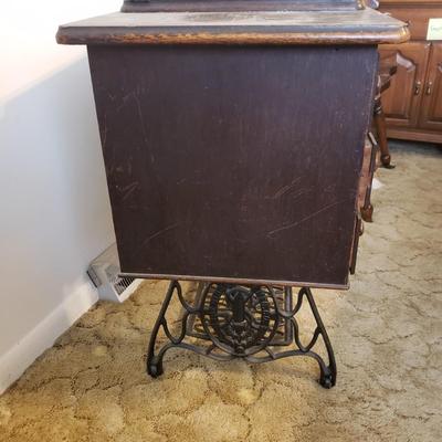 Singer Treadle Sewing Machine/Table & Sewing Accessories (B3-KD)