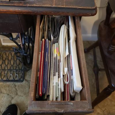 Singer Treadle Sewing Machine/Table & Sewing Accessories (B3-KD)
