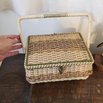 Singer Treadle Sewing Machine/Table & Sewing Accessories (B3-KD)