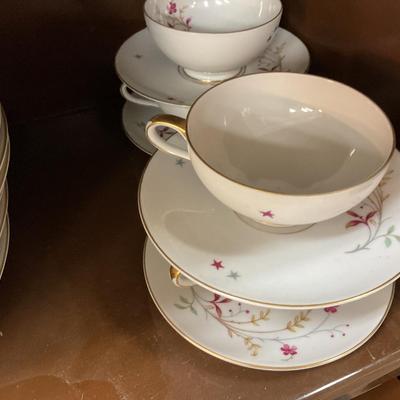 Sale Photo Thumbnail #217: 8 plates 
8 cups and saucers 
8 lunch 
8 bread
But it now trumps all bids