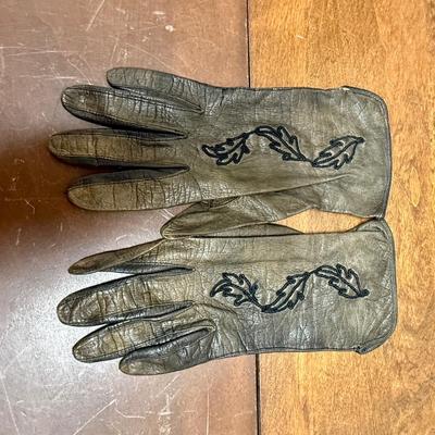 Sale Photo Thumbnail #540: In good condition, showing some wear, but otherwise intact.
