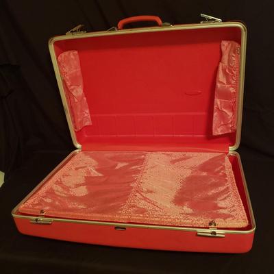 Forecast Travel Suitcase and Cosmetic Case from Sears (B3-KD)