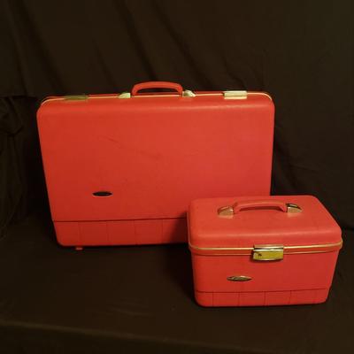 Forecast Travel Suitcase and Cosmetic Case from Sears (B3-KD)
