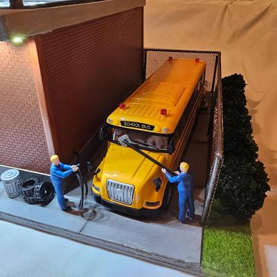 O Gauge School Bus Maintenance Garage & More (T2-JS)