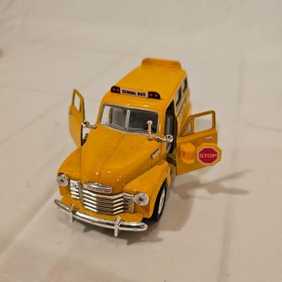O Gauge School Bus Maintenance Garage & More (T2-JS)
