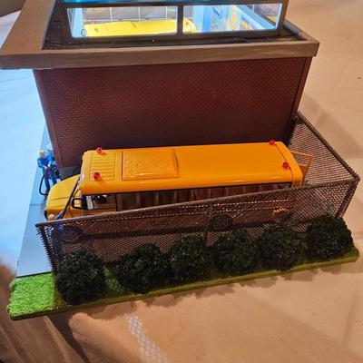 O Gauge School Bus Maintenance Garage & More (T2-JS)