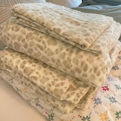 Casa Decor Down Pillows & Queen Bedding (P-SS)