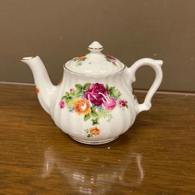 Blue waters of England Stafford Shire Rose Pitcher