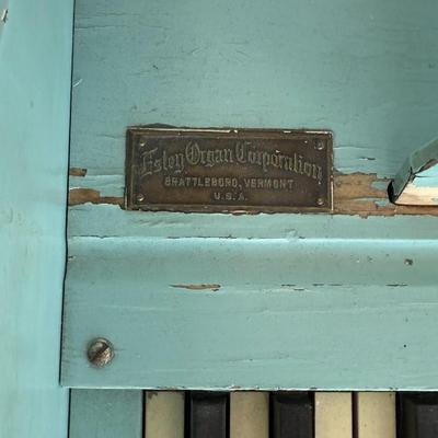 Lot 26: Estey Organ Corporation “Baby Blue” Air-Pump Organ – Vintage Miniature Organ