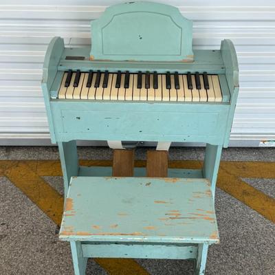 Lot 26: Estey Organ Corporation “Baby Blue” Air-Pump Organ – Vintage Miniature Organ