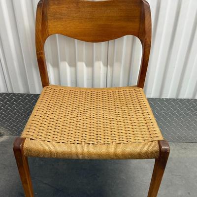Lot 29: Mid-Century Modern Dining Table with 6 Wicker Chairs & 2 Leaf Extensions – Vintage Wood Set