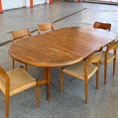 Lot 29: Mid-Century Modern Dining Table with 6 Wicker Chairs & 2 Leaf Extensions – Vintage Wood Set