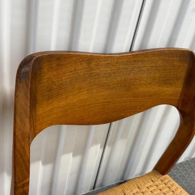 Lot 29: Mid-Century Modern Dining Table with 6 Wicker Chairs & 2 Leaf Extensions – Vintage Wood Set