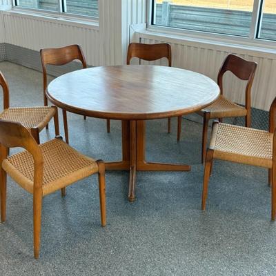 Lot 29: Mid-Century Modern Dining Table with 6 Wicker Chairs & 2 Leaf Extensions – Vintage Wood Set