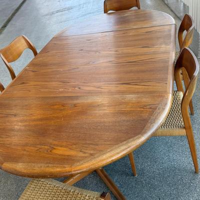 Lot 29: Mid-Century Modern Dining Table with 6 Wicker Chairs & 2 Leaf Extensions – Vintage Wood Set
