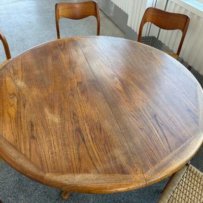 Lot 29: Mid-Century Modern Dining Table with 6 Wicker Chairs & 2 Leaf Extensions – Vintage Wood Set
