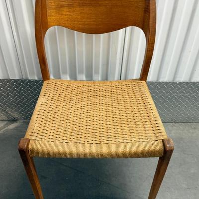 Lot 29: Mid-Century Modern Dining Table with 6 Wicker Chairs & 2 Leaf Extensions – Vintage Wood Set