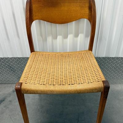 Lot 29: Mid-Century Modern Dining Table with 6 Wicker Chairs & 2 Leaf Extensions – Vintage Wood Set
