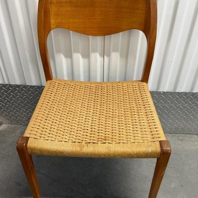 Lot 29: Mid-Century Modern Dining Table with 6 Wicker Chairs & 2 Leaf Extensions – Vintage Wood Set