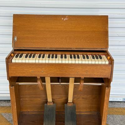 Lot 30: Vintage Estey Air Organ – Classic Reed Pump Instrument