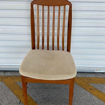 Lot 31: Mid-Century Modern Dining Table with 6 Chairs – White Cushions, Vintage Wood Set