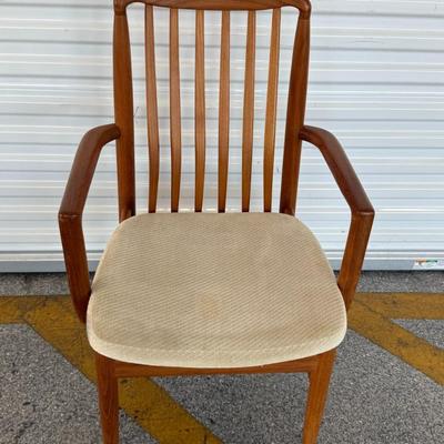 Lot 31: Mid-Century Modern Dining Table with 6 Chairs – White Cushions, Vintage Wood Set