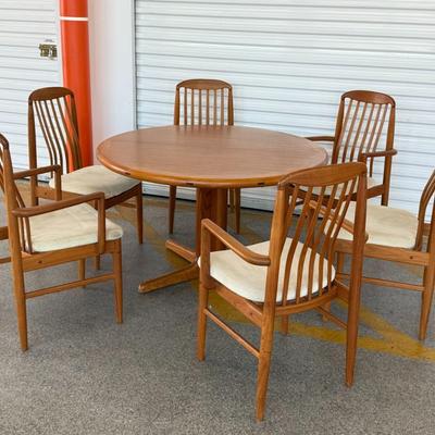 Lot 31: Mid-Century Modern Dining Table with 6 Chairs – White Cushions, Vintage Wood Set