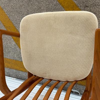 Lot 31: Mid-Century Modern Dining Table with 6 Chairs – White Cushions, Vintage Wood Set