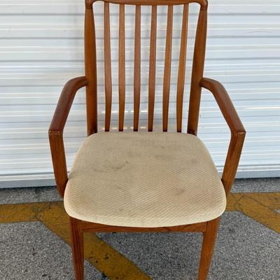 Lot 31: Mid-Century Modern Dining Table with 6 Chairs – White Cushions, Vintage Wood Set