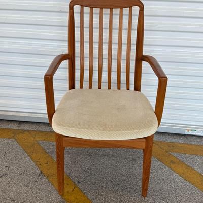 Lot 31: Mid-Century Modern Dining Table with 6 Chairs – White Cushions, Vintage Wood Set