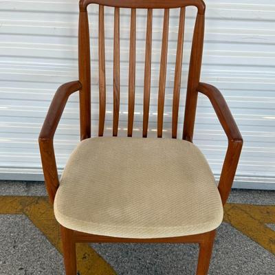 Lot 31: Mid-Century Modern Dining Table with 6 Chairs – White Cushions, Vintage Wood Set