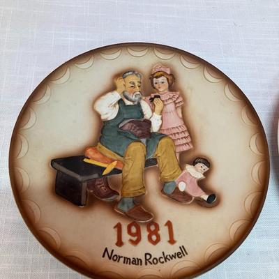 Sale Photo Thumbnail #155: 2 3D design Norman Rockwell small collectible plates from the 1980s