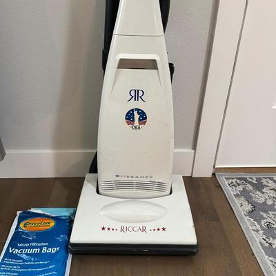 RICCAR VACUUM WITH EXTRA BAGS