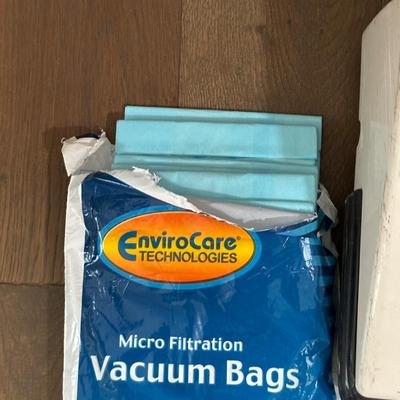 RICCAR VACUUM WITH EXTRA BAGS