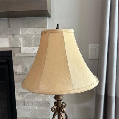 OCCASSIONAL TABLE WITH LAMP