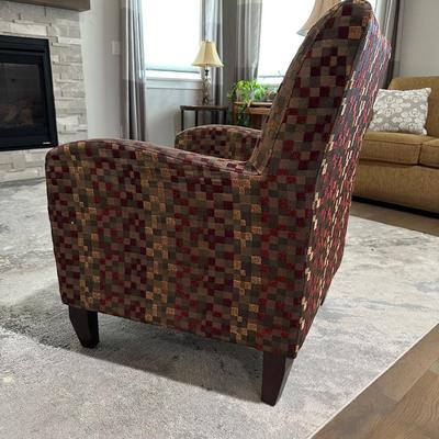 NICE CLEAN ARM CHAIR