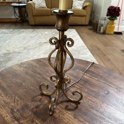 2-TIERED TABLE WITH LAMP