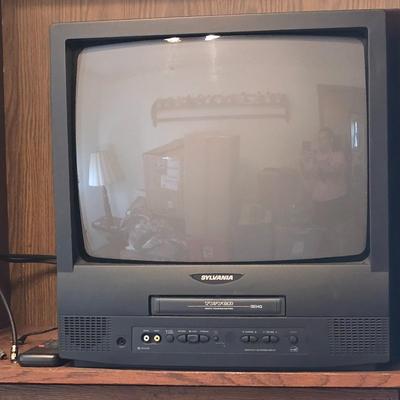 LOT 75Z: 19" Sylvania TV/VCR SRC2019AC